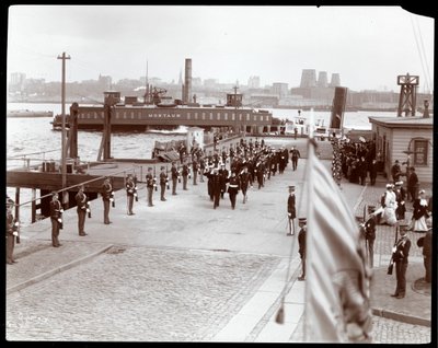 Vue du prince Louis de Battenberg arrivant à Governor